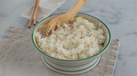 Una ciotola di orzo caldo appena scolato, pronto per essere condito.