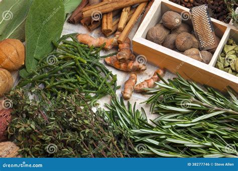 Una selezione di erbe e spezie utilizzate per la produzione dell'Amaro Unicum
