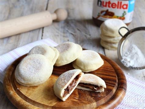 una ciotola con focaccine alla nutella spolverate di zucchero a velo