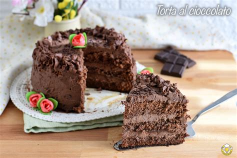 una torta farcita con crema al cioccolato vegana e decorata con frutta fresca