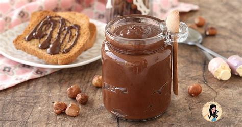 ingredienti per la nutella fatta in casa: nocciole, cioccolato fondente, olio di cocco