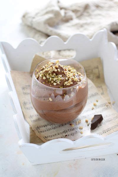 coppette di mousse al cioccolato decorate con granella di nocciole