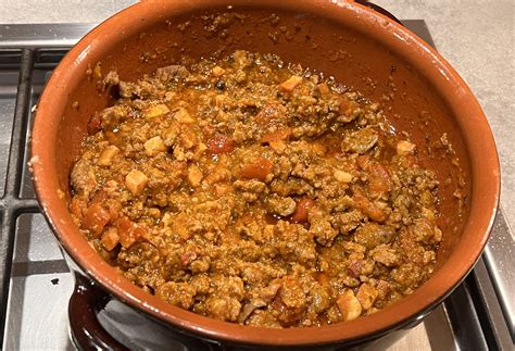 Ingredienti per il ragù: verdure tritate, carne macinata, passata di pomodoro, brodo, erbe aromatiche.