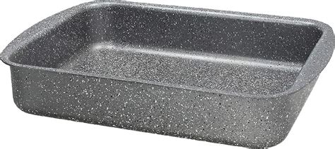 Immagine di una teglia per lasagne durante l'assemblaggio degli strati.