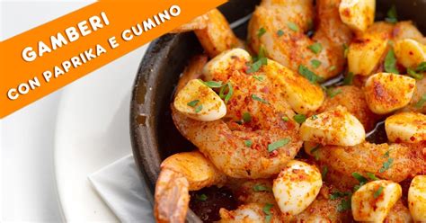 Gamberi cotti in padella con paprika e spezie, dall'aspetto invitante e colorato