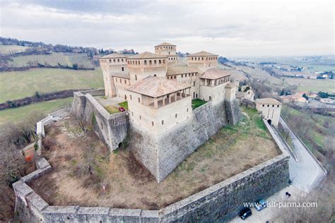 Castello di Torrechiara immerso nel paesaggio collinare