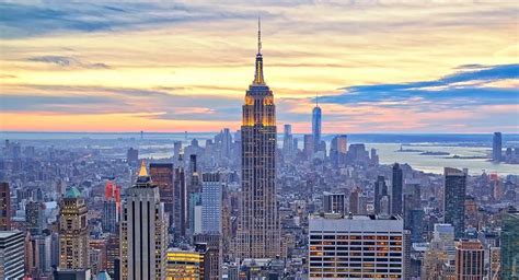 Vista panoramica di New York con i suoi iconici grattacieli all'alba