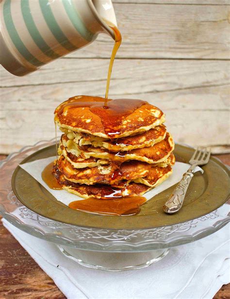 Piatto di pancake americani con sciroppo d'acero e frutta fresca