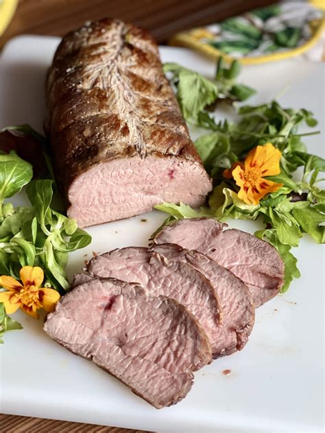 Arrosto di vitello cotto a bassa temperatura, rosa all'interno