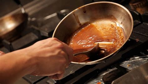 Pentola con fondo di cottura saporito