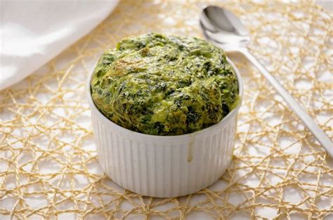 Immagine di un soufflé agli spinaci servito come antipasto in piccole cocotte