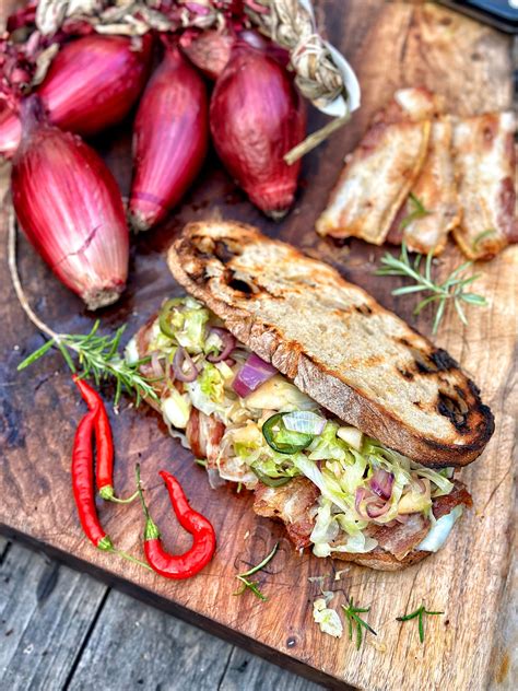 Ingredienti per il panino con pancetta, spinaci e formaggio