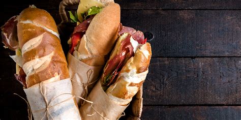 Illustrazione di vari panini senza lievito farciti con ingredienti diversi.