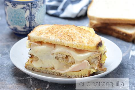 Primo piano di un panino filante al formaggio cotto in padella.