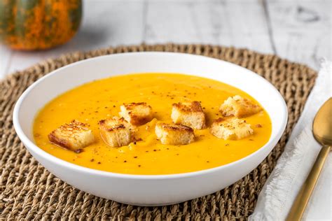 Zucca e porri tagliati a pezzi per la vellutata