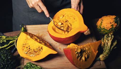 Zucca intera e porri su un tagliere