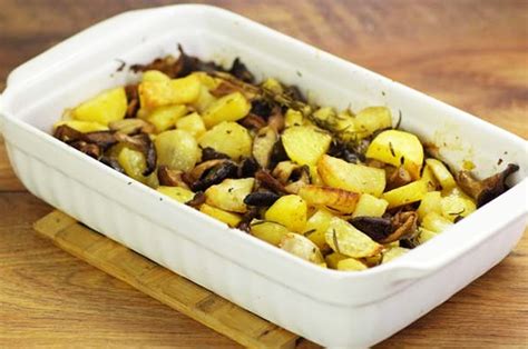 Immagine di una teglia di funghi cardoncelli e patate al forno