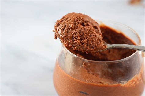 Infografica che illustra i passaggi chiave per preparare la mousse al cioccolato con il Bimby.