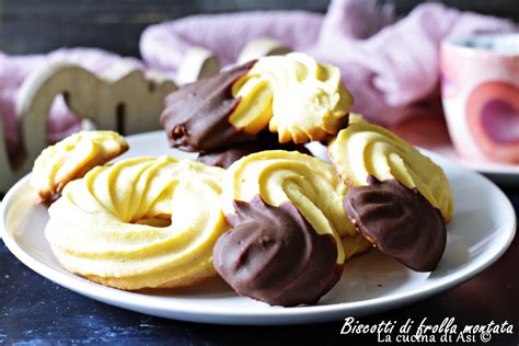 Biscotti di frolla montata con una parte glassata al cioccolato fondente