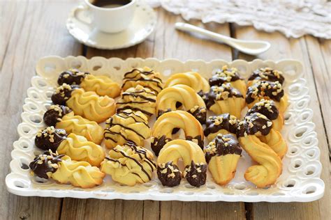 Biscotti di frolla montata appena sfornati e dorati