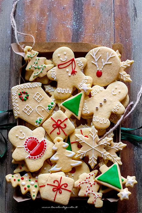 Immagine di biscotti natalizi vegani decorati con spezie e glassa