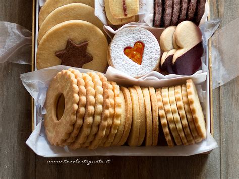 Immagine di biscotti senza glutine formati con la sac à poche