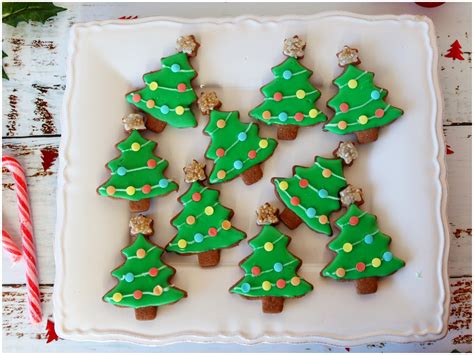Immagine di biscotti natalizi a forma di alberello con decorazioni