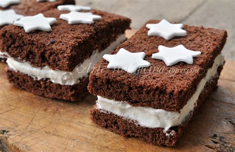 Immagine di merendine Pan di Stelle fatte in casa decorate con stelline di zucchero