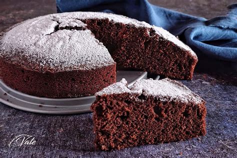 Immagine di una teglia con la base della torta al cioccolato appena sfornata