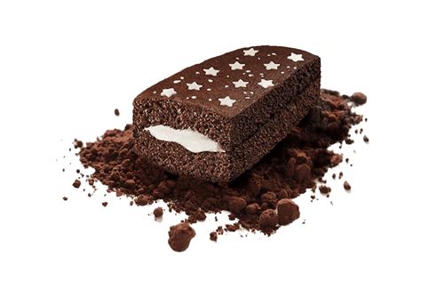 Primo piano di una merendina Pan di Stelle tagliata a metà, mostrando la farcitura di panna