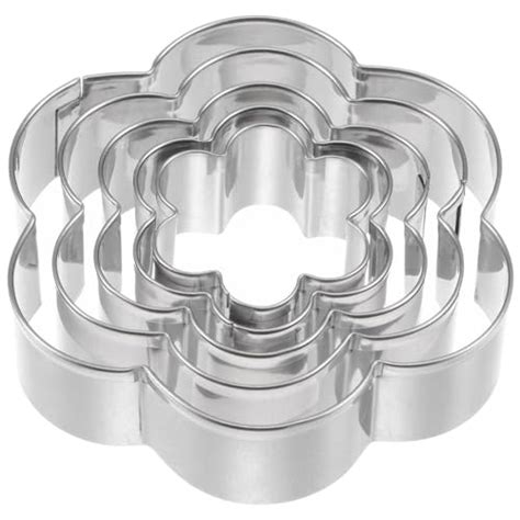 Coppapasta a forma di fiore di diverse dimensioni per creare le roselline