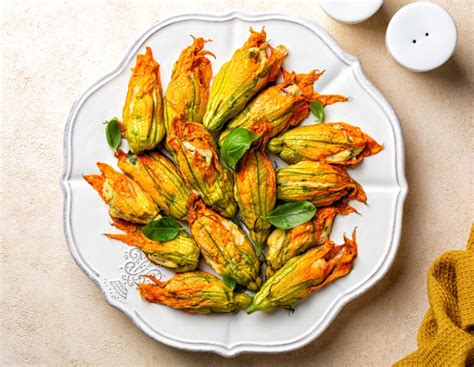 Fiori fritti ripieni con crema al formaggio e fragole fresche