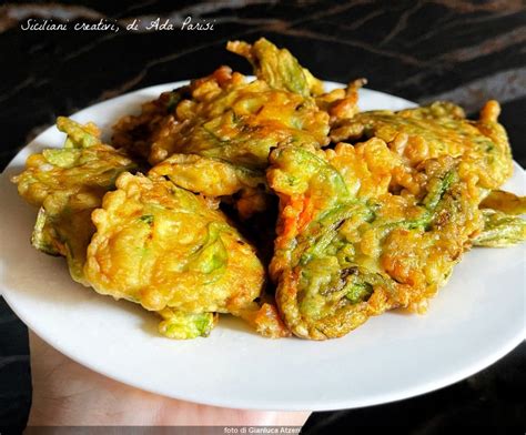 Frittelle di fiori di zucca dorate e croccanti