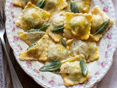 Collage di immagini: impasto per pasta, ripieno per ravioli, sfoglia di pasta stesa