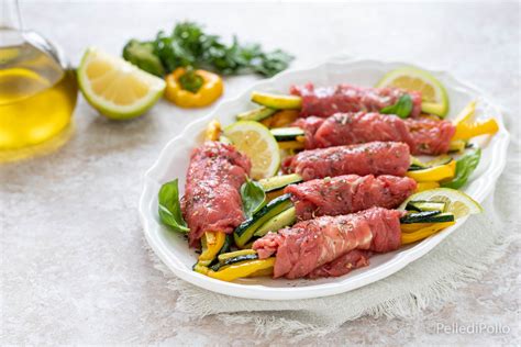 Involtini di carpaccio pronti per essere cotti in padella