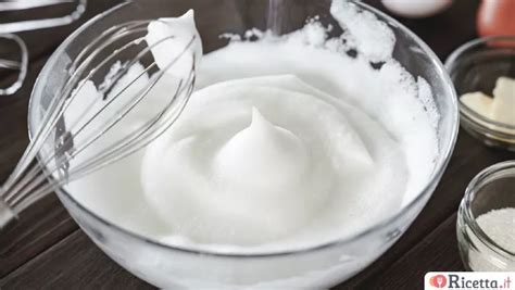 Albumi montati a neve ferma in una ciotola, con picchi che si mantengono.
