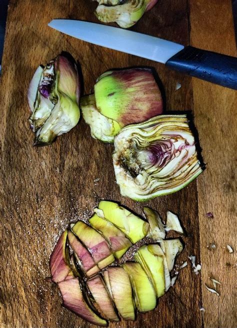Immagine ravvicinata di carciofi puliti e tagliati a fette, pronti per la cottura