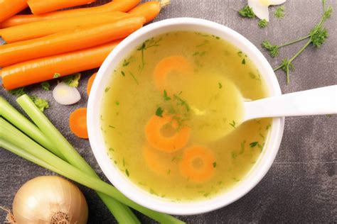 schema con i passaggi per la preparazione del brodo vegetale e la pelatura degli agrumi