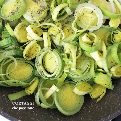 porri stufati in padella con un filo d'olio