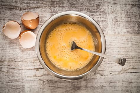 uova sbattute in una ciotola con i porri cotti