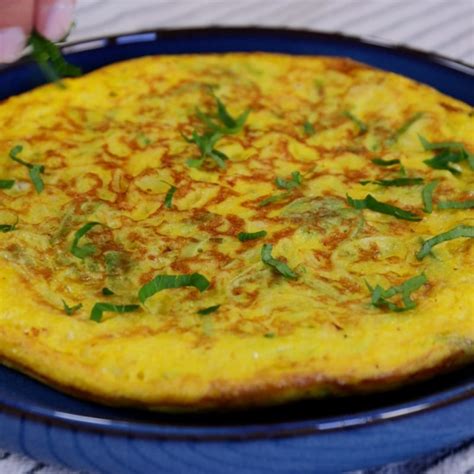 frittata di porri tagliata a cubetti con erbe aromatiche