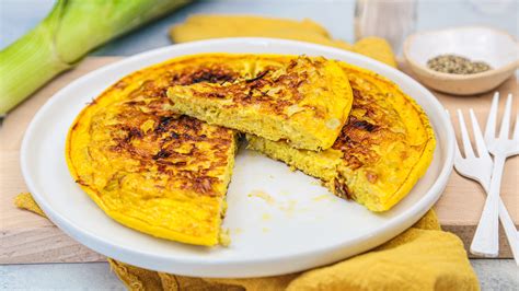 fette di frittata di porri servite su un piatto da portata