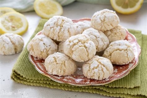 Ingredienti per biscotti al limone: burro, zucchero, uovo, limone, farina, lievito, zucchero a velo