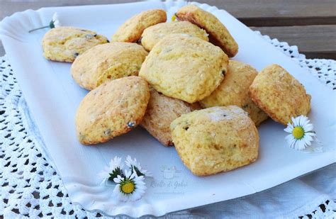 Ingredienti per biscotti allo yogurt: yogurt, olio di semi, uovo, zucchero, scorza di limone, farina, lievito