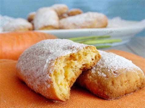 Biscotti morbidi alle carote decorati con zucchero a velo