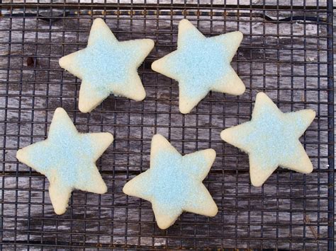 Biscotti shortbread disposti su una griglia di raffreddamento