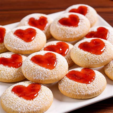 Biscotti frollini a forma di cuore farciti con marmellata