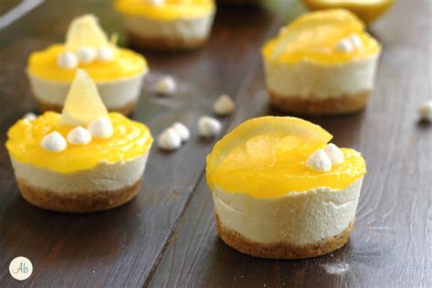 Bicchieri trasparenti con mini cheesecake al limone e decorazioni