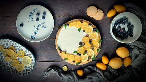 Bicchieri decorati con cheesecake al limone, panna, mirtilli e menta