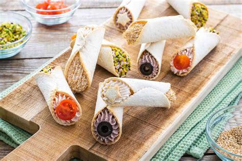 vassoio con cannoli dolci e salati decorati in modo diverso